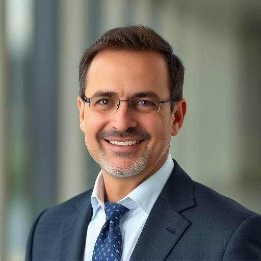 Foto ritratto di Marco Rossi, CEO di DeltaTech S.r.l., sorridente e vestito in abito formale.