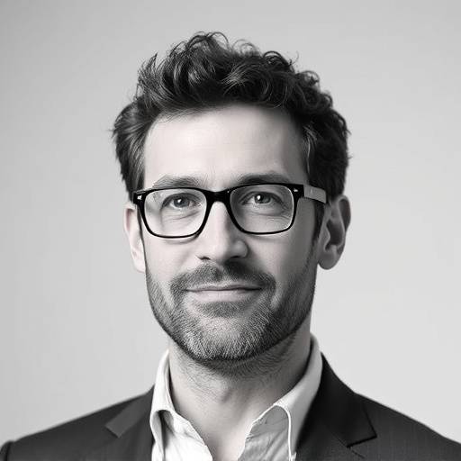 Ritratto di Roberto Ferrari, responsabile marketing di Innovazione & Crescita, con un'espressione pensierosa mentre guarda verso la telecamera.